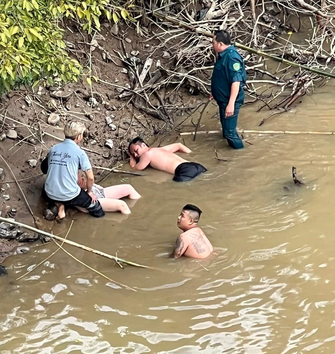 Cứu người phụ nữ nhảy s&ocirc;ng, nam thanh ni&ecirc;n đuối sức - Ảnh 2.