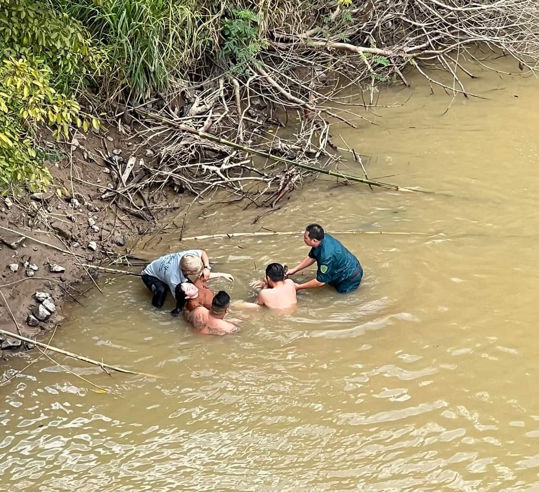 Cứu người phụ nữ nhảy s&ocirc;ng, nam thanh ni&ecirc;n đuối sức - Ảnh 1.