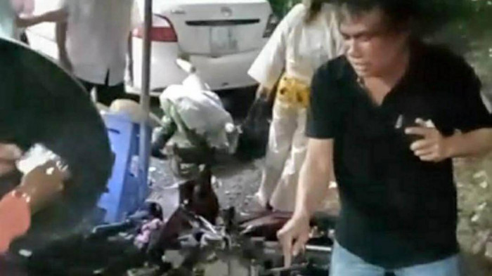 H&atilde;i h&ugrave;ng &ocirc; t&ocirc; 4 chỗ bất ngờ lao v&agrave;o đ&aacute;m tang, nhiều người bị thương - Ảnh 1.