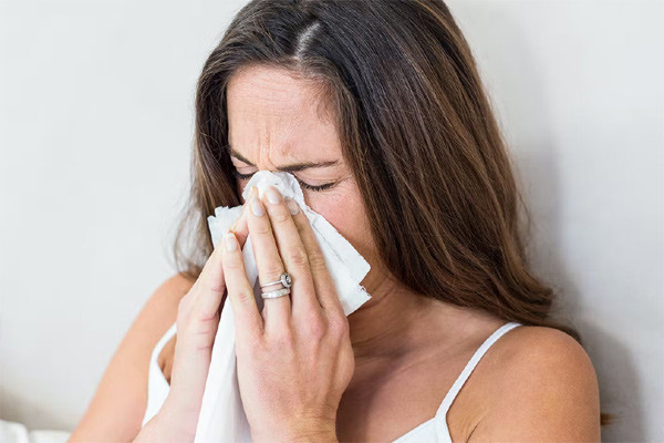 Các căn bệnh có triệu chứng giống cảm cúm nhưng nguy hiểm hơn nhiều - Ảnh 1.