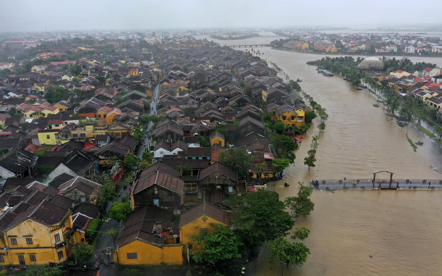 Áp thấp nhiệt đới đang gây mưa lớn ở miền Trung, Việt Nam sắp 'gánh' thêm cơn bão vào đất liền
