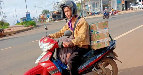 Chạy xe máy hơn 800km mang hàng cứu trợ đến người dân vùng lũ