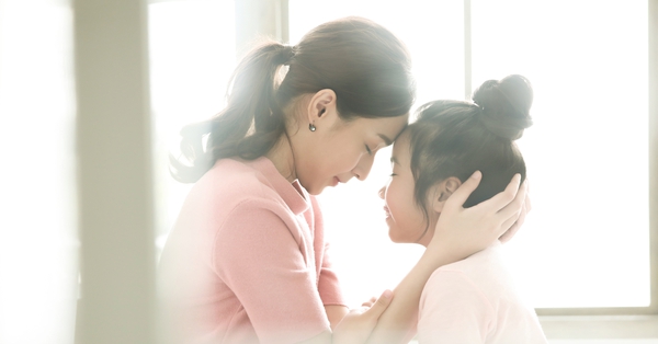 Ngày tôi lấy chồng, chị dâu ôm con tôi ngồi trong phòng