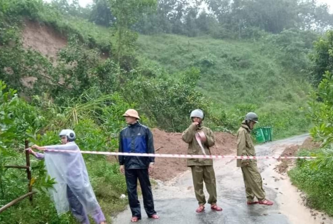 Thừa Thiên Huế: Công an dầm mưa điều tiết giao thông, giúp dân chuyển đồ chạy lũ - Ảnh 3.