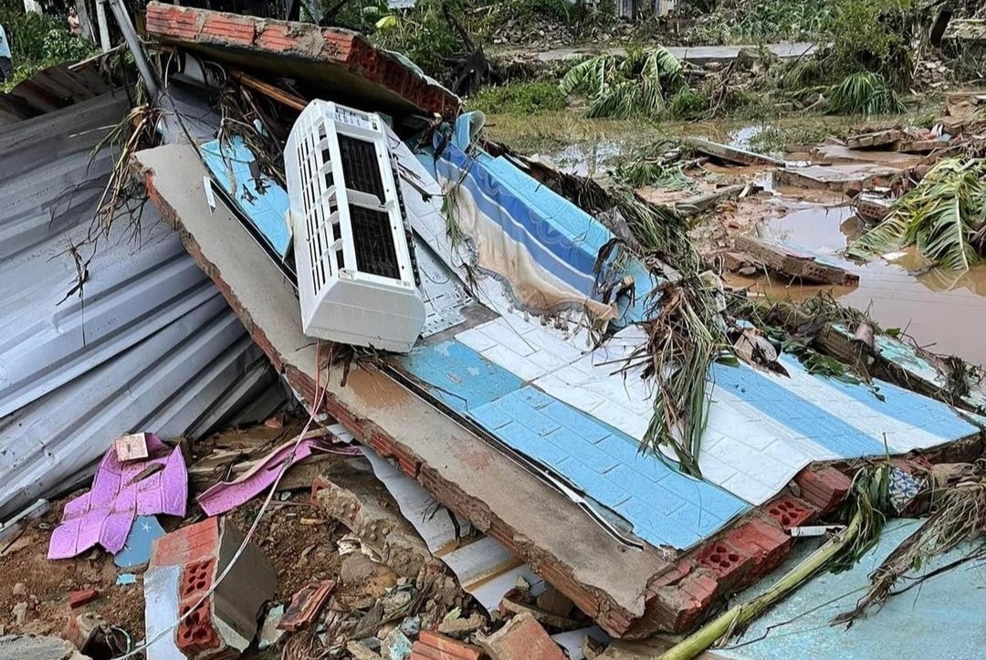 Căn nhà đổ nát sau trận ngập lịch sử ở Đà Nẵng - Ảnh 2.