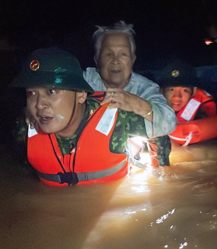 Xuyên đêm cứu người mắc kẹt trong biển nước ở Đà Nẵng - Ảnh 10.