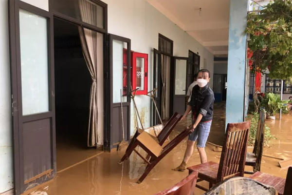 Hình ảnh sau mưa lũ tại Đà Nẵng: Người mất nhà, trường hỏng hư hỏng nặng, tài sản ngâm trong nước - Ảnh 4.