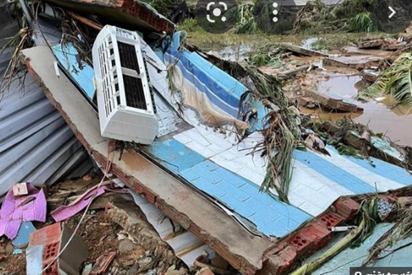 Hình ảnh sau mưa lũ tại Đà Nẵng: Người mất nhà, trường hỏng hư hỏng nặng, tài sản ngâm trong nước - Ảnh 2.
