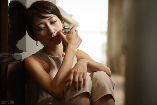 Phá sản không còn tiền làm giỗ mẹ đẻ, bố chồng đưa cho một món đồ khiến tôi lặng người - Ảnh 1. Phá sản không còn tiền làm giỗ mẹ đẻ, bố chồng đưa cho một món đồ khiến tôi lặng người - Ảnh 1.