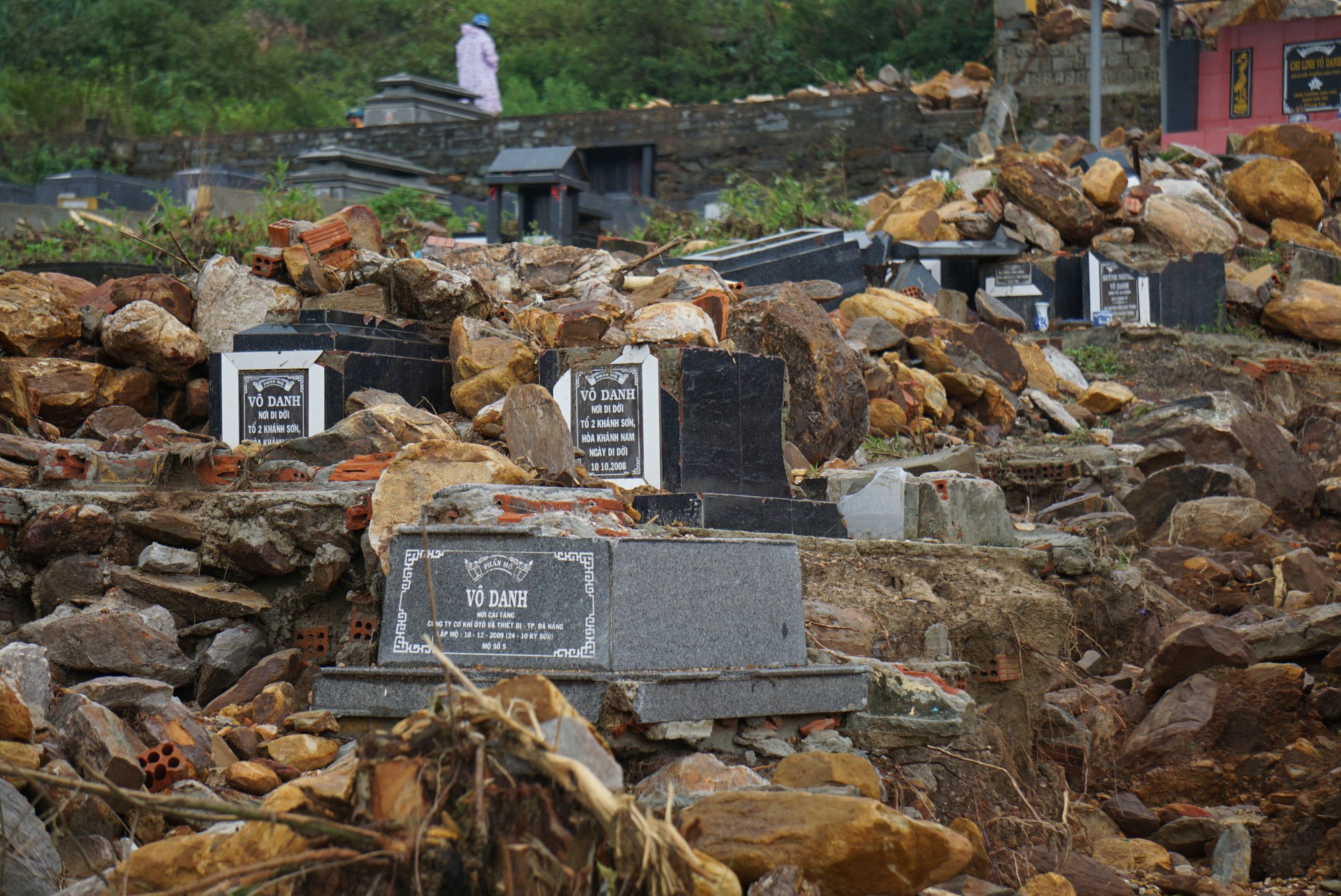 Nghĩa trang lớn nhất Đà Nẵng sạt lở tan hoang, hàng trăm người tất tả đi tìm mộ - Ảnh 2.