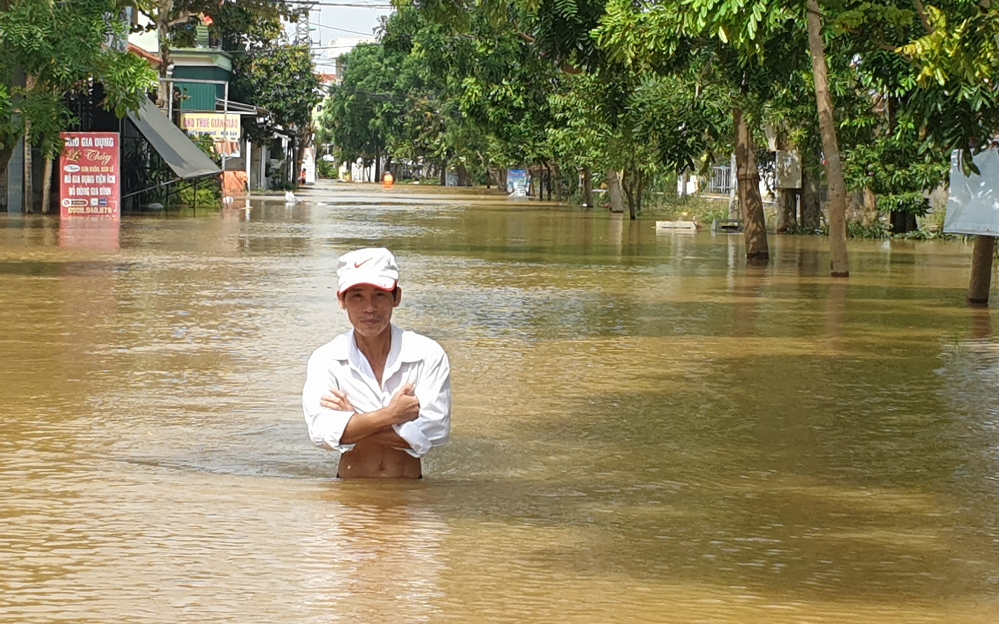 Nước ngập m&ecirc;nh m&ocirc;ng, người d&acirc;n v&ugrave;ng &ldquo;rốn lũ&rdquo; lo lại c&oacute; mưa lũ chồng lũ