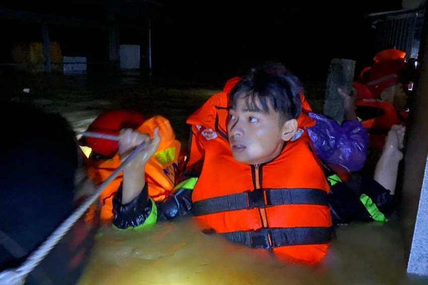 48 giờ vật lộn trong nước lũ tại Thừa Thiên – Huế - Ảnh 1.