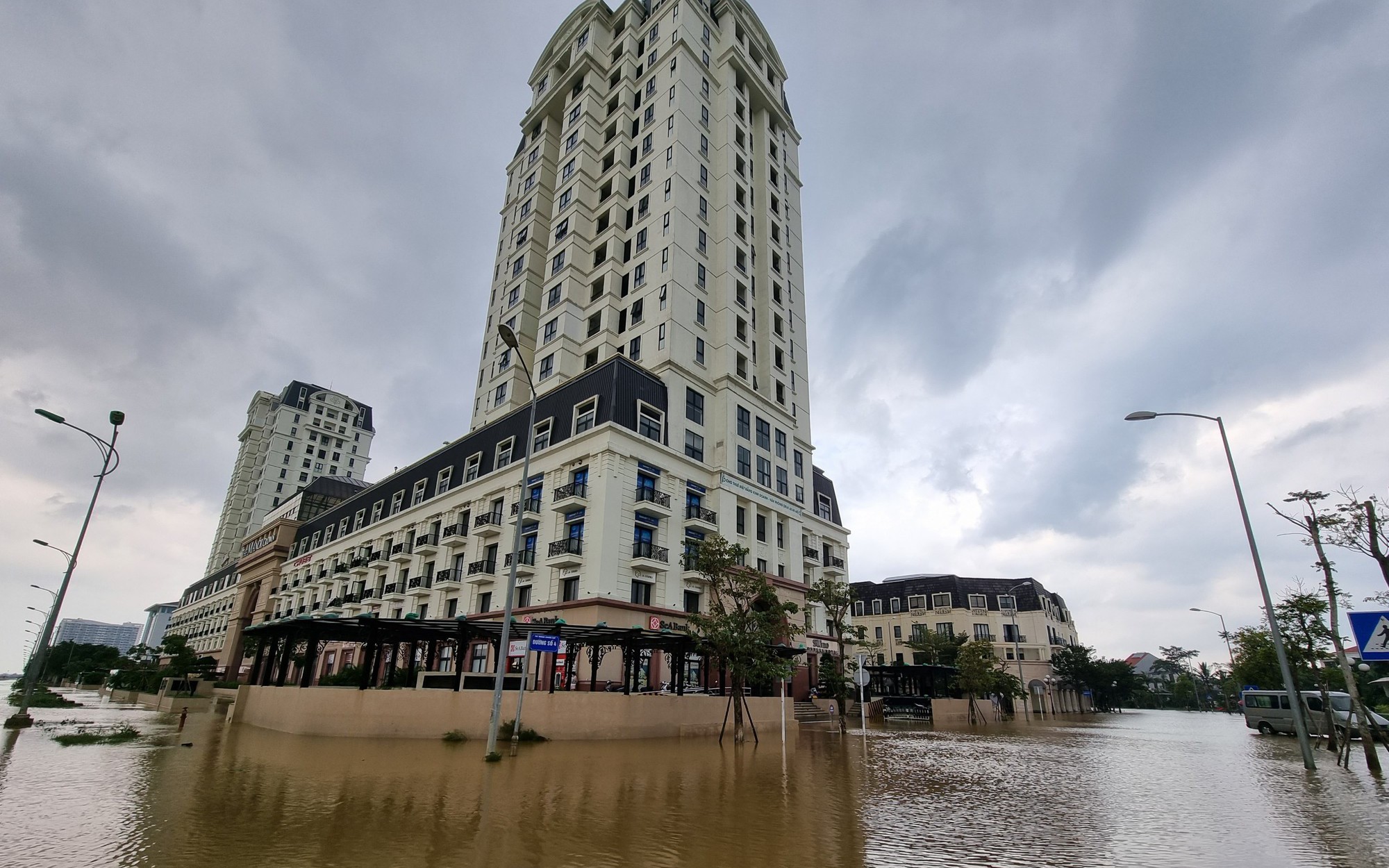 Nước rút chậm, khu đô thị mới ở Huế vẫn bị lũ bủa vây