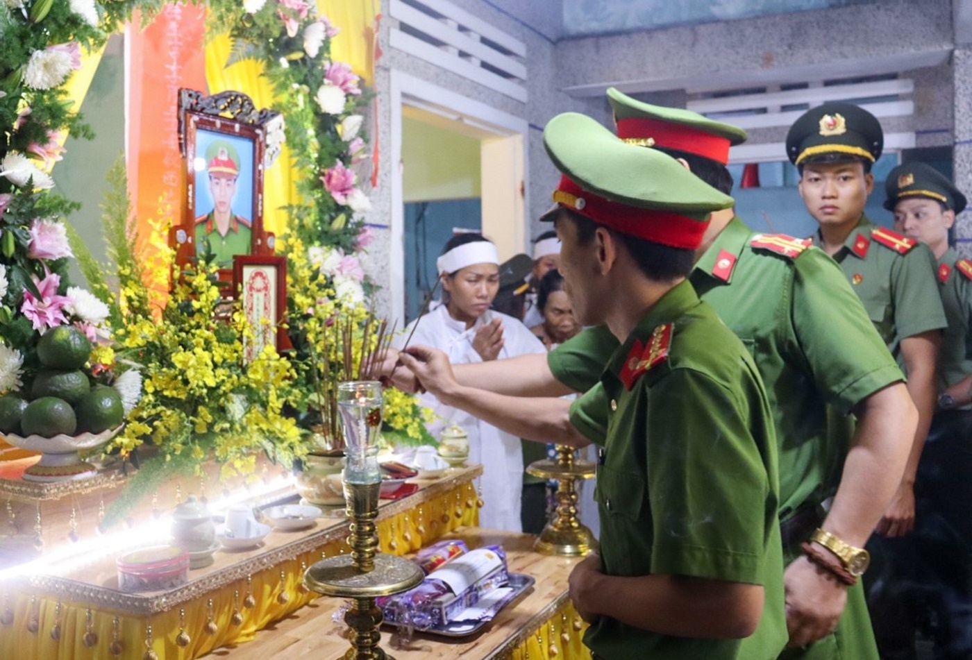 Nghẹn ngào tang lễ Trung úy tử nạn trong mưa lũ ở Đà Nẵng: &quot;Nó nói đưa bà con ra khỏi vùng nguy hiểm rồi về liền...&quot; - Ảnh 8.