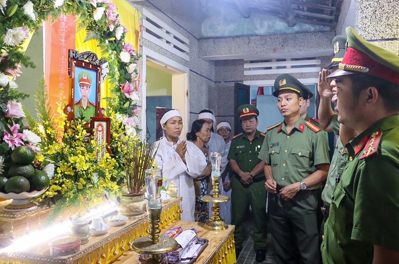 Nghẹn ngào tang lễ Trung úy tử nạn trong mưa lũ ở Đà Nẵng: &quot;Nó nói đưa bà con ra khỏi vùng nguy hiểm rồi về liền...&quot; - Ảnh 7.