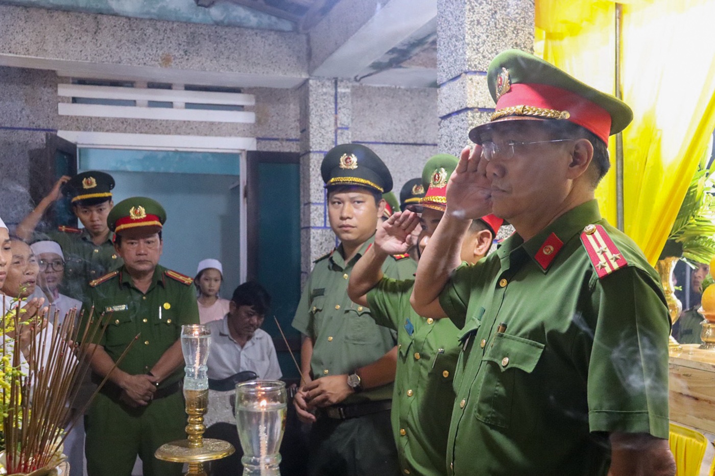 Nghẹn ngào tang lễ Trung úy tử nạn trong mưa lũ ở Đà Nẵng: &quot;Nó nói đưa bà con ra khỏi vùng nguy hiểm rồi về liền...&quot; - Ảnh 9.