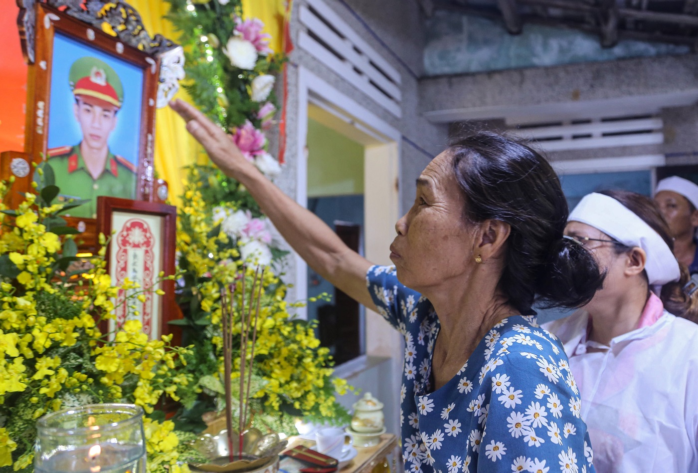 Nghẹn ngào tang lễ Trung úy tử nạn trong mưa lũ ở Đà Nẵng: &quot;Nó nói đưa bà con ra khỏi vùng nguy hiểm rồi về liền...&quot; - Ảnh 2.