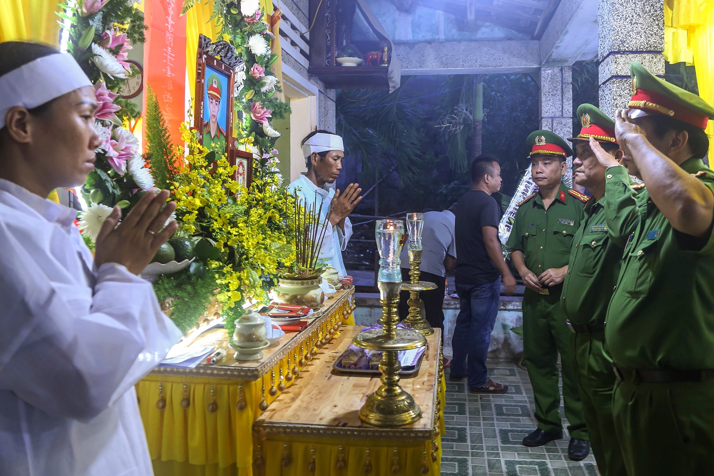 Nghẹn ngào tang lễ Trung úy tử nạn trong mưa lũ ở Đà Nẵng: &quot;Nó nói đưa bà con ra khỏi vùng nguy hiểm rồi về liền...&quot; - Ảnh 1.