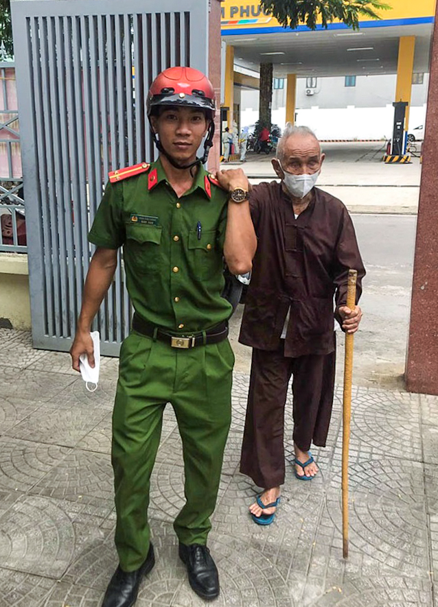 Nghẹn ngào tang lễ Trung úy tử nạn trong mưa lũ ở Đà Nẵng: &quot;Nó nói đưa bà con ra khỏi vùng nguy hiểm rồi về liền...&quot; - Ảnh 5.