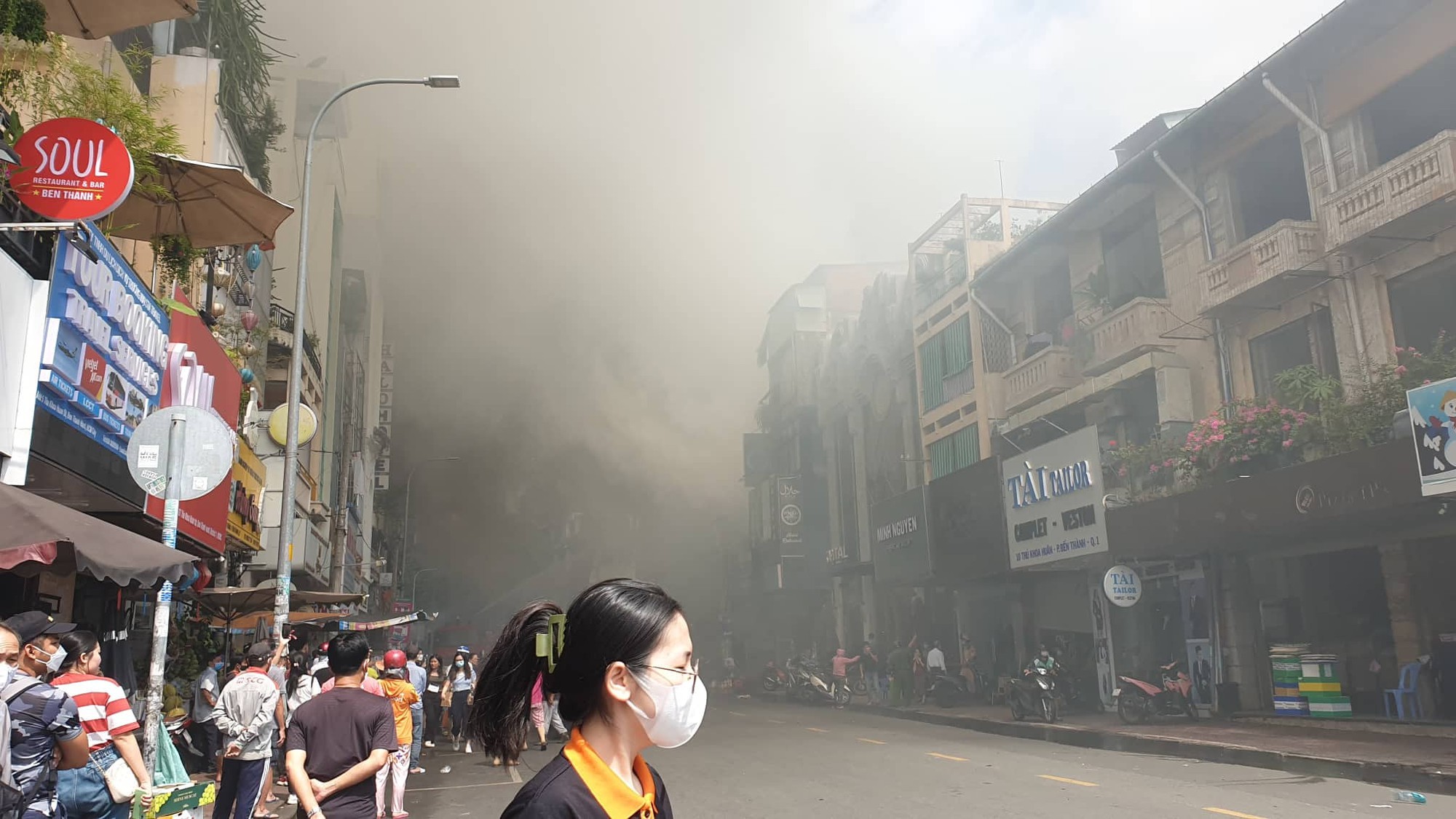 Quán bar trung tâm TPHCM bốc cháy dữ dội sau tiếng nổ - Ảnh 1.