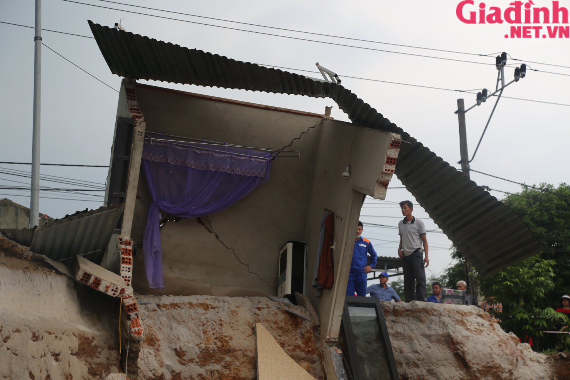 Hiện trường vụ sạt lở kinh hoàng khiến nhiều nhà dân đổ sập, 1 người bị vùi lấp ở Quảng Trị - Ảnh 6.