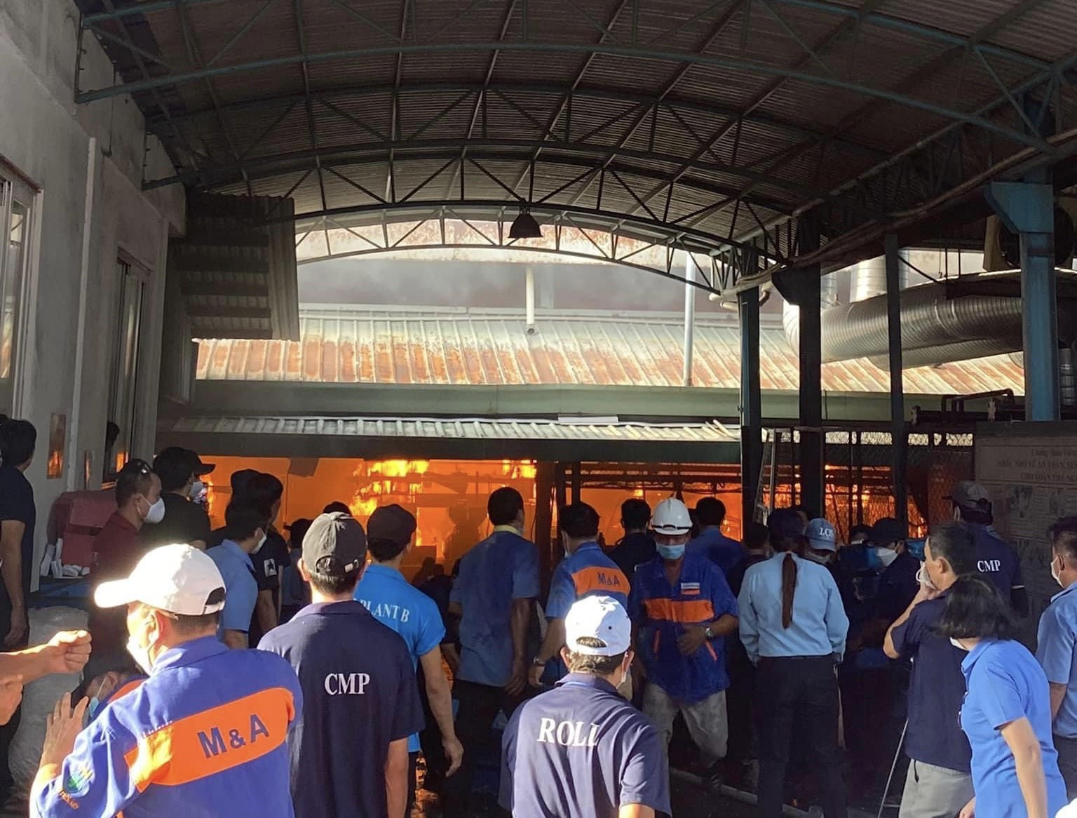 Lửa cháy ngùn ngụt trong công ty đông công nhân nhất Đồng Nai - Ảnh 2. Lửa cháy ngùn ngụt trong công ty đông công nhân nhất Đồng Nai - Ảnh 2.