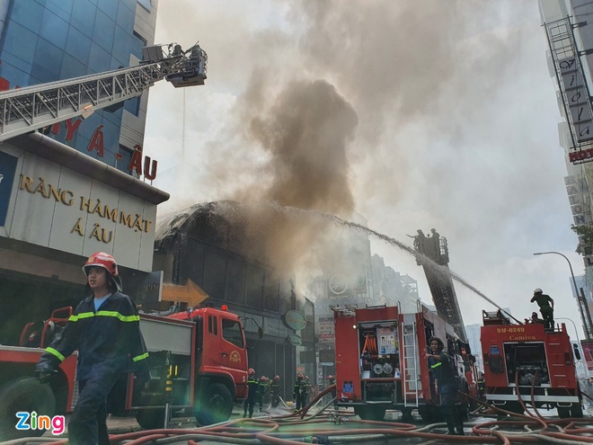Quán bar trung tâm TPHCM bốc cháy dữ dội sau tiếng nổ - Ảnh 2.
