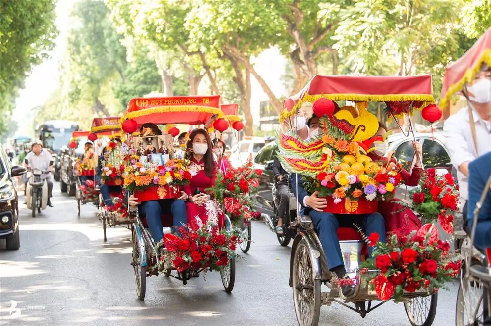 Hoa hậu Đỗ Mỹ Linh khóa môi chồng thiếu gia trong đám hỏi - Ảnh 3.