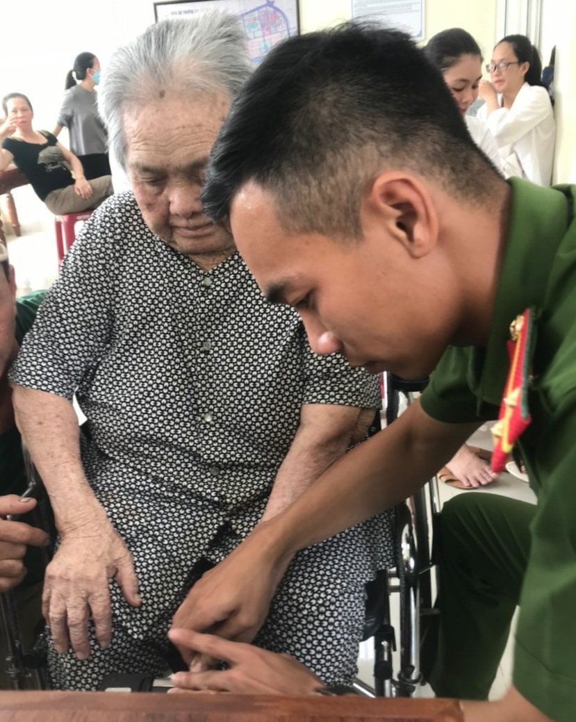 Nghẹn ngào tang lễ Trung úy tử nạn trong mưa lũ ở Đà Nẵng: &quot;Nó nói đưa bà con ra khỏi vùng nguy hiểm rồi về liền...&quot; - Ảnh 6.