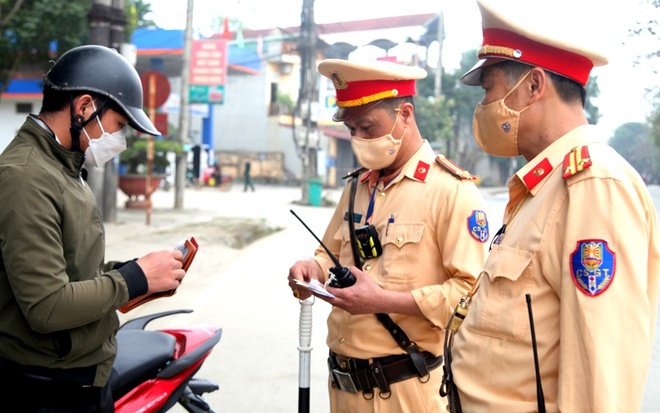 Tin 19/10: Bộ Công an đề xuất 4 trường hợp CSGT được dừng xe; danh tính tài xế tạt đầu, không nhường đường cho xe cứu thương chở bệnh nhân nguy kịch