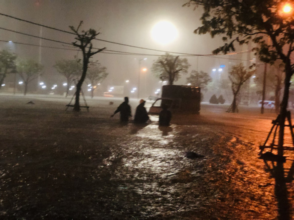 Mở cửa đón người dân vào tránh lụt, một siêu thị ở Đà Nẵng mất 130 chiếc điện thoại trị giá 1,2 tỉ đồng - Ảnh 1.