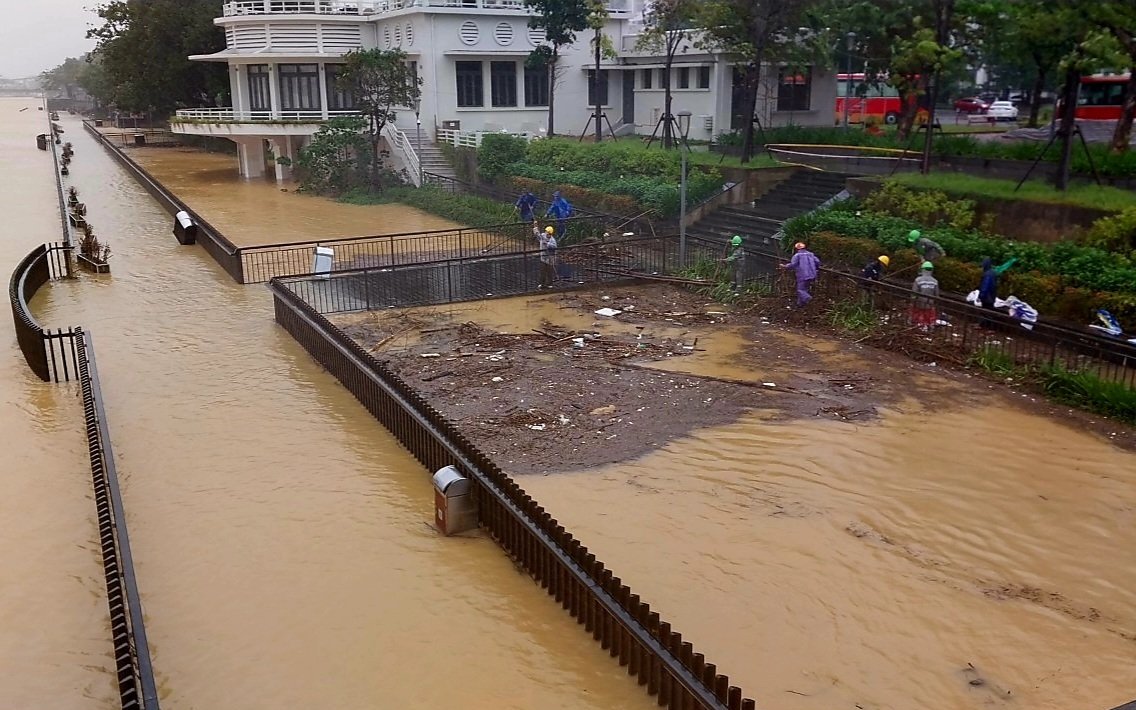 Dầm mưa 'giải cứu' cầu gỗ lim nổi tiếng xứ Huế bị rác bủa vây sau lũ
