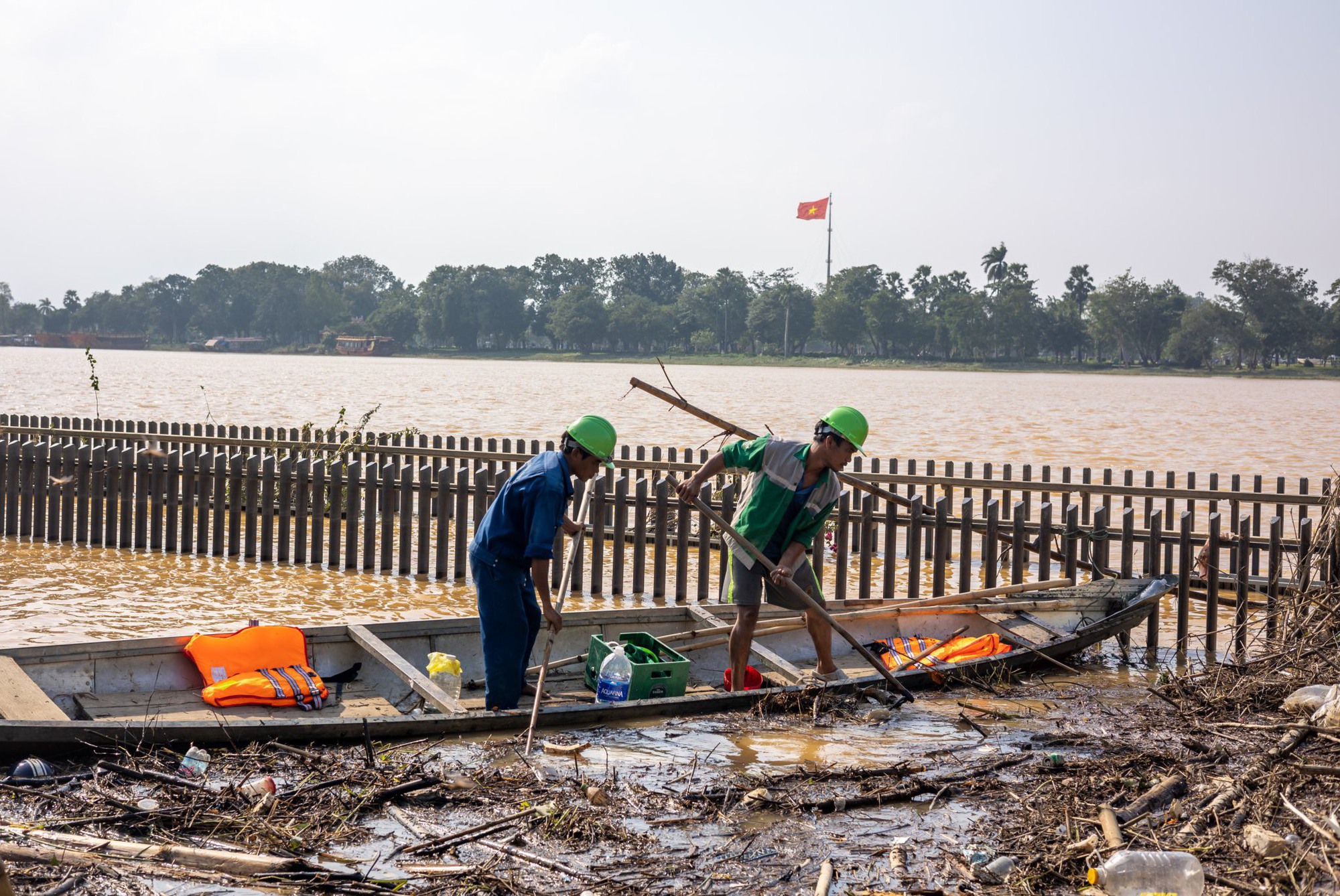 Dầm mưa 'giải cứu' cầu gỗ lim nổi tiếng xứ Huế bị rác bủa vây sau lũ  - Ảnh 5.