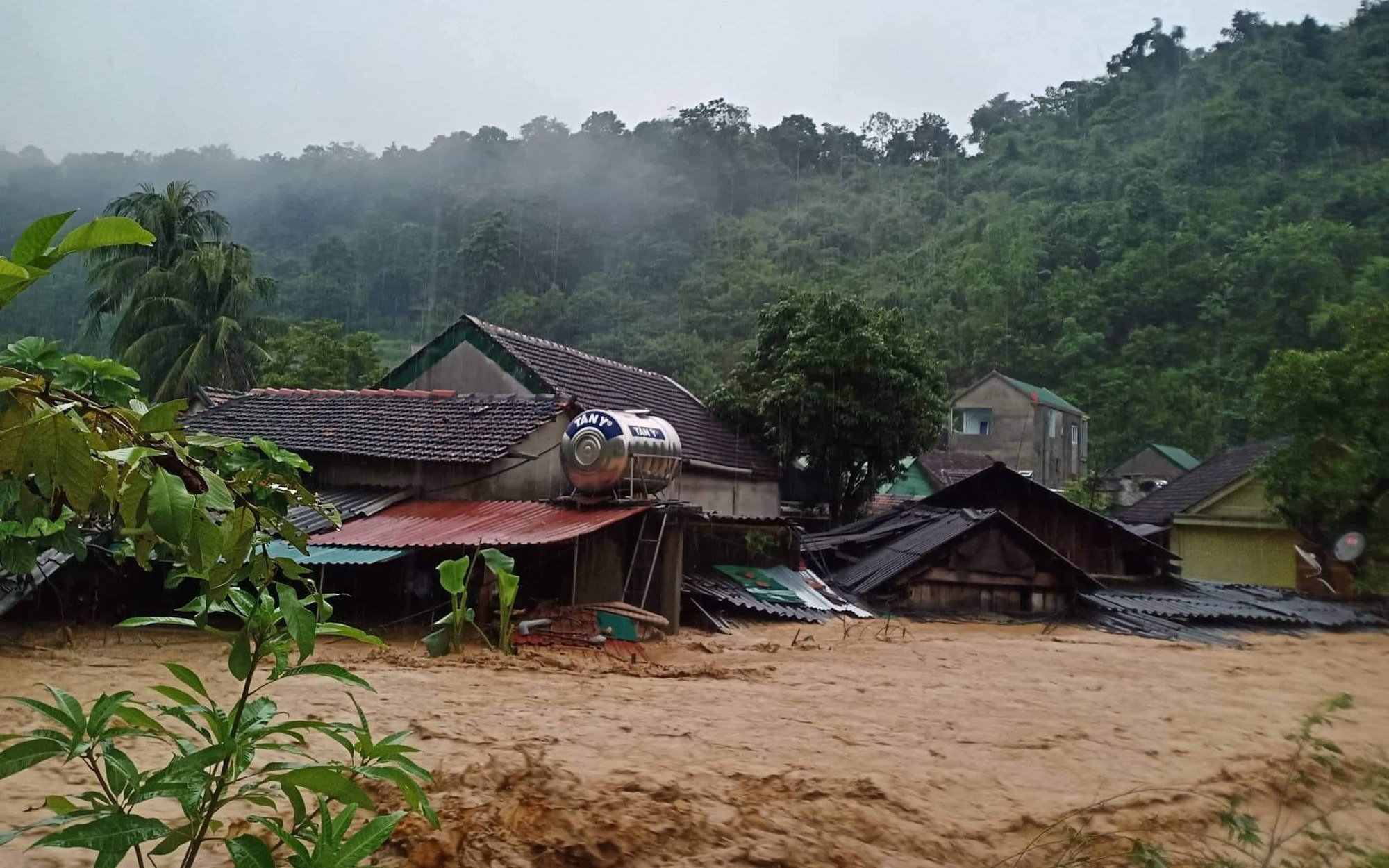 Chỉ sau 1 đêm, lũ dữ đã cuốn trôi nhiều nhà cửa, tài sản của người dân