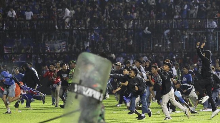 Số người chết trong thảm kịch ở sân bóng Indonesia tăng lên 174 - Ảnh 1.