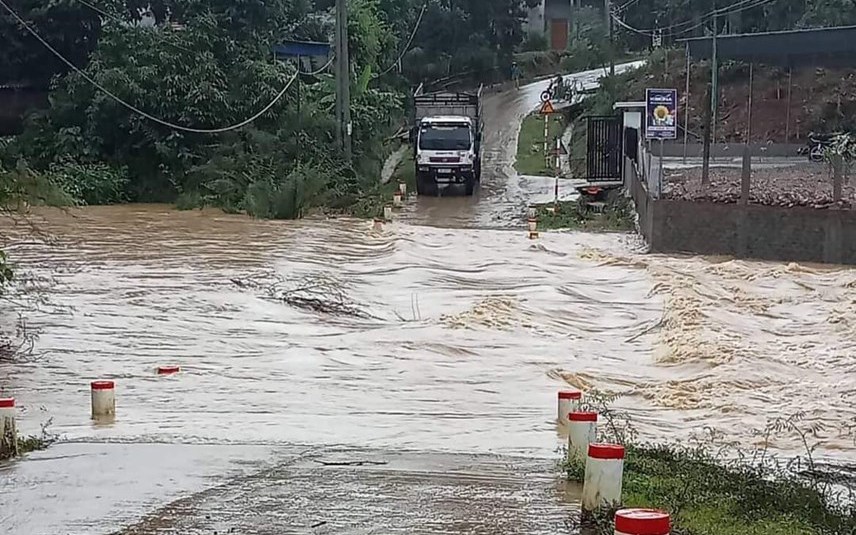 Chồng đau đớn tìm vợ giữa dòng nước lũ lúc nửa đêm