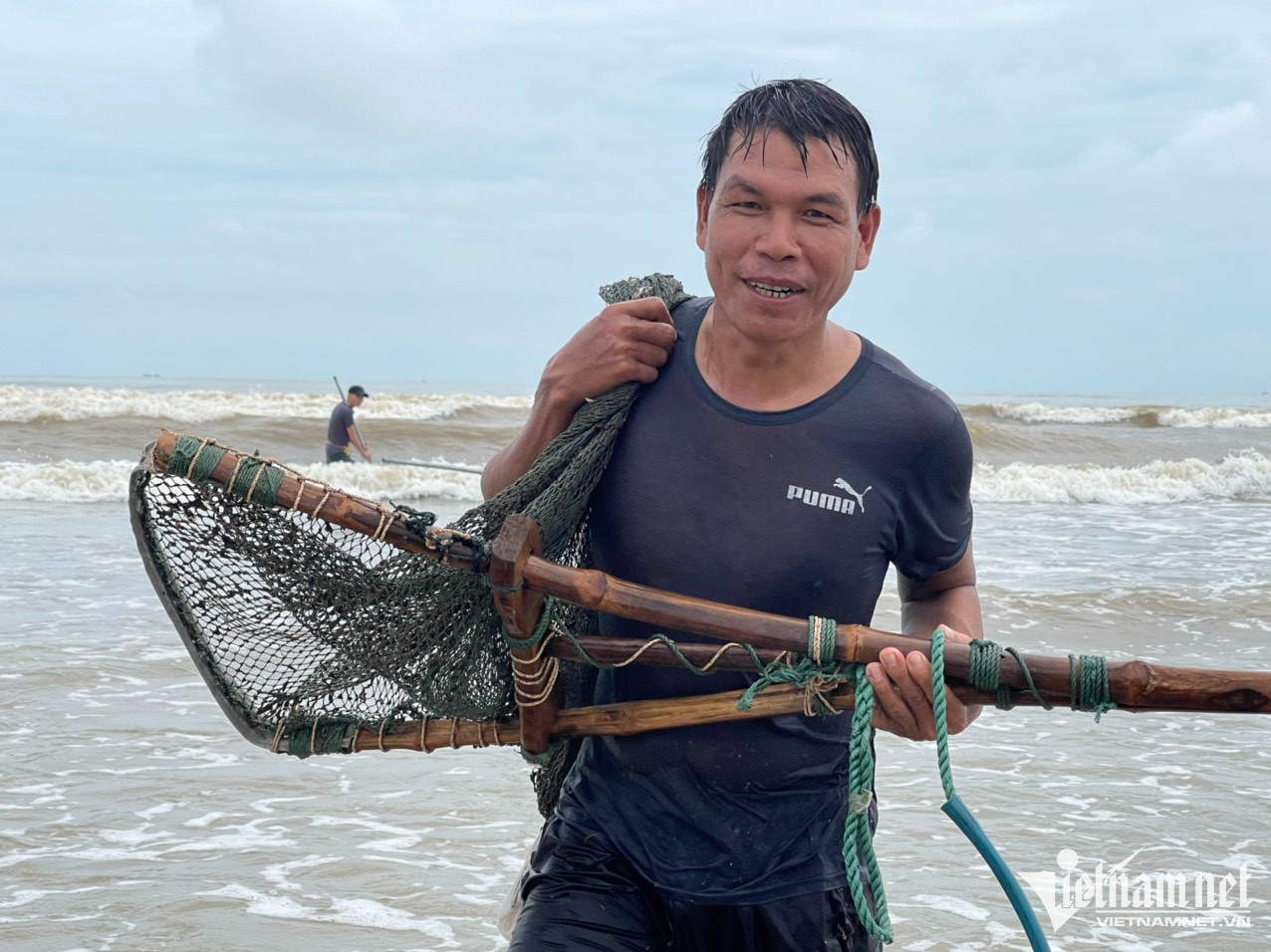 Đi giật lùi vớt 'lộc trời' sau bão, nông dân kiếm hàng triệu đồng - Ảnh 3.