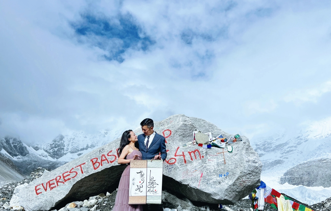 Chuyện tình lãng mạn của cặp đôi Việt cầu hôn trên đỉnh Everest - Ảnh 1.
