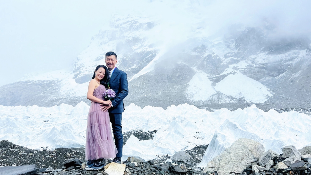Chuyện tình lãng mạn của cặp đôi Việt cầu hôn trên đỉnh Everest - Ảnh 2.