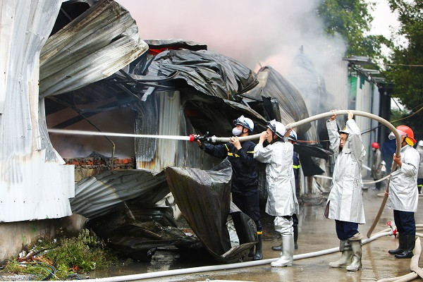 Vụ cháy kho sơn ở Hà Nội: 1 người tử vong, 800m2 nhà xưởng bị thiêu rụi