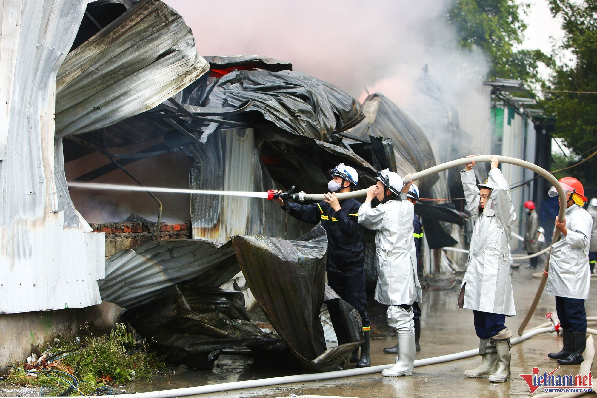 Vụ cháy kho sơn ở Hà Nội: 1 người tử vong, 800m2 nhà xưởng bị thiêu rụi - Ảnh 1.