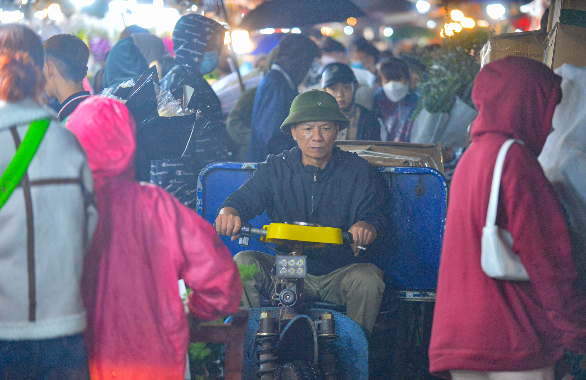 Ảnh: Mặc áo mưa, đội ô đi chợ hoa đêm lớn nhất miền Bắc trước ngày Phụ nữ Việt Nam 20/10, nhiều người co ro vì lạnh - Ảnh 6.