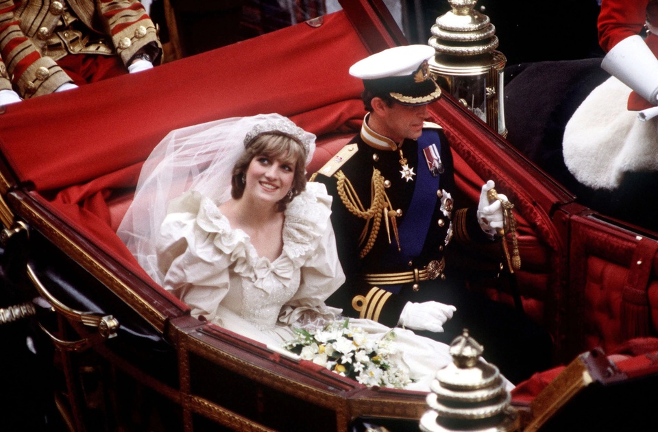 Miếng bánh trong đám cưới Vua Charles III được bán đấu giá sau 41 năm - Ảnh 1.