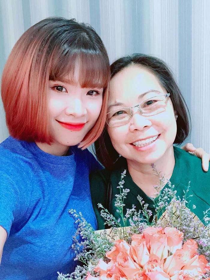 2 người mẹ đặc biệt của sao Việt: Mẹ Lê Dương Bảo Lâm đi làm cùng con, phụ huynh Khởi My làm quản lý - Ảnh 7.