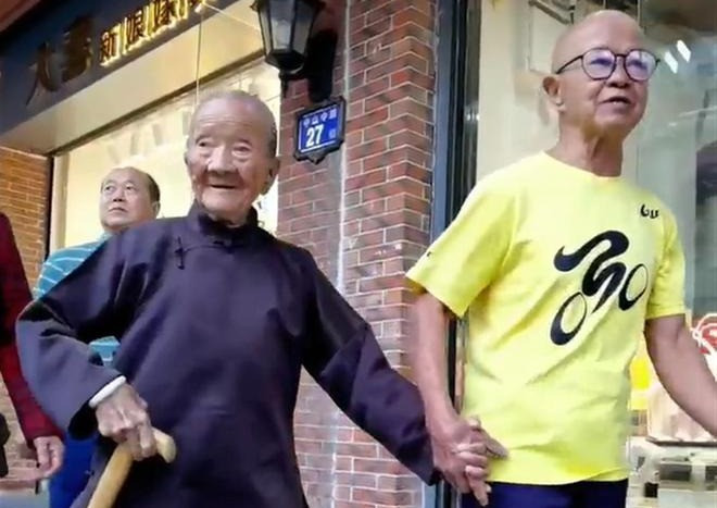 Con trai 88 tuổi đưa mẹ 110 tuổi đi mua sắm, cả phố xôn xao - Ảnh 2.