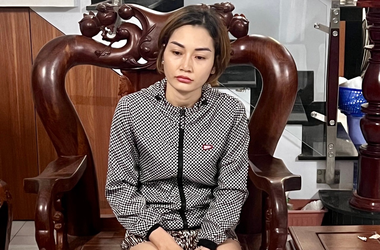 Người đ&agrave;n b&agrave; đang nu&ocirc;i con nhỏ cầm đầu đường d&acirc;y tội phạm nguy hiểm - Ảnh 1.