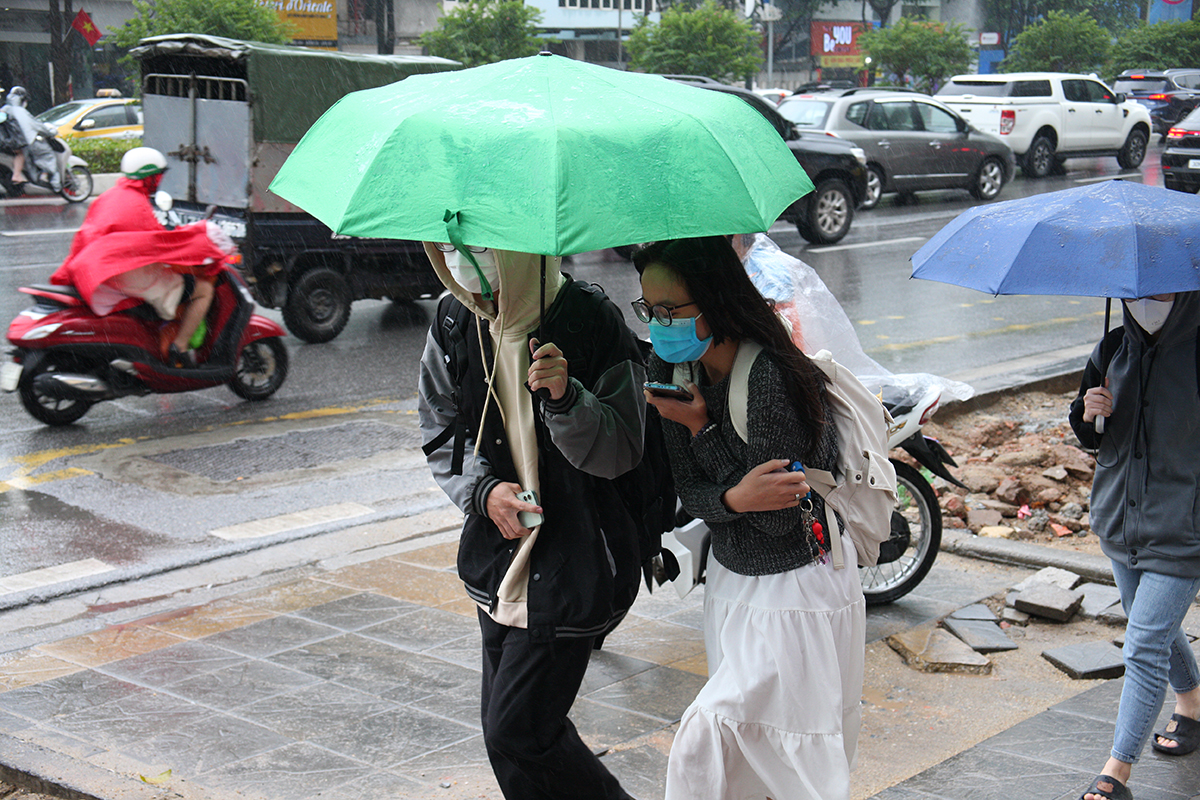 Người Hà Nội co ro trong đợt mưa rét đầu mùa - Ảnh 7.