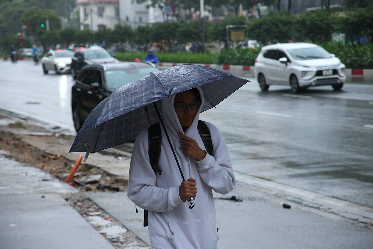Người Hà Nội co ro trong đợt mưa rét đầu mùa - Ảnh 8.