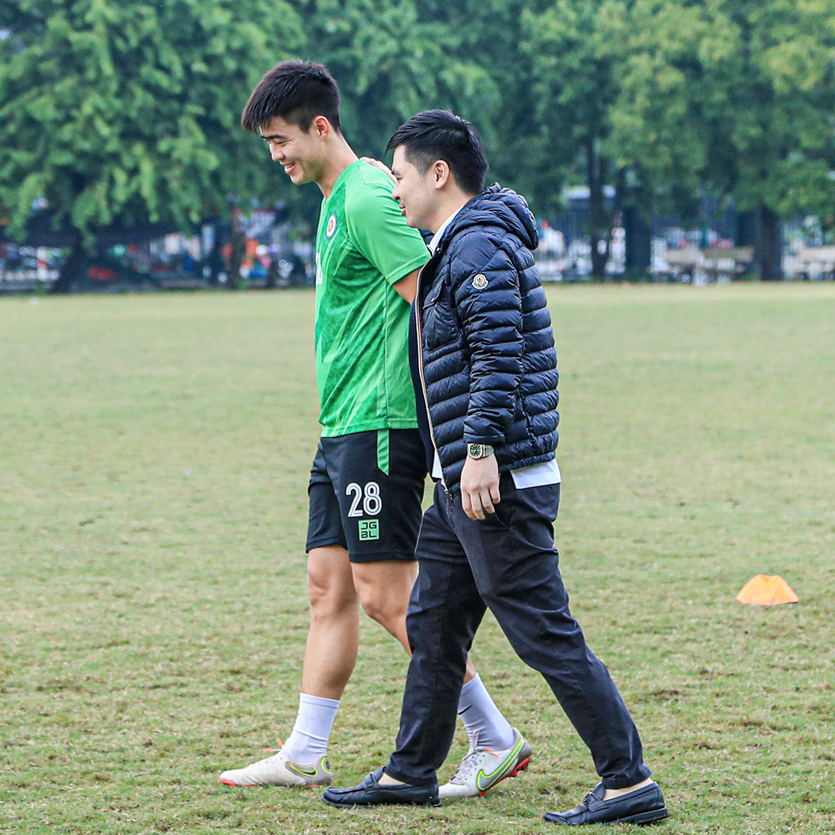 Hôn phu Đỗ Mỹ Linh đến sân tập mời cưới các cầu thủ - Ảnh 4.