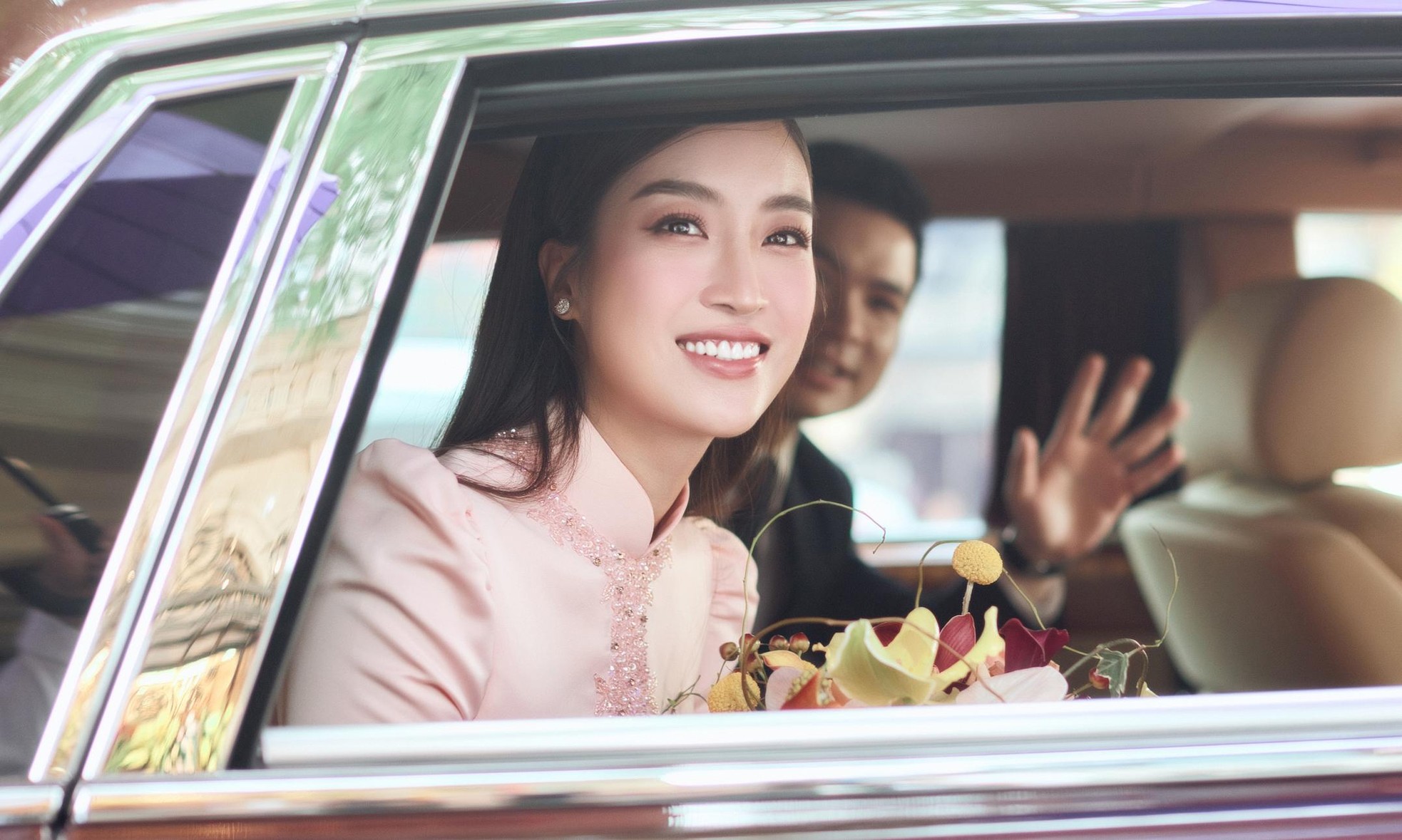 Doanh nhân Đỗ Vinh Quang rước Đỗ Mỹ Linh bằng xe Rolls-Royce ở lễ cưới ảnh 13